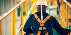 Lee más sobre el artículo Protección en las alturas: Guía completa sobre los tipos de arnés de seguridad